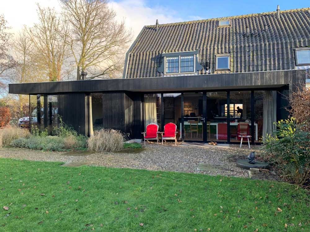 Landelijke woning met moderne aanbouw