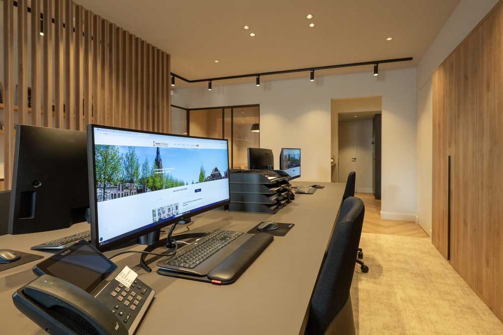 Makelaarskantoor in nieuw jasje