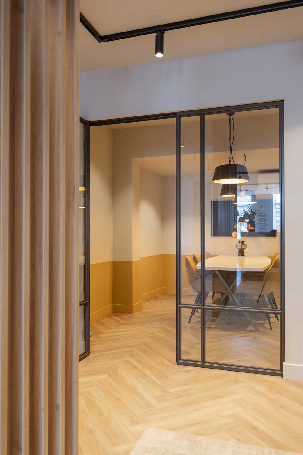 Makelaarskantoor in nieuw jasje