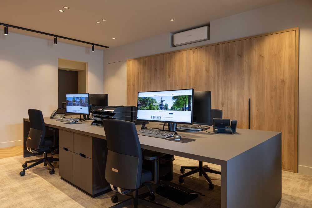 Makelaarskantoor in nieuw jasje