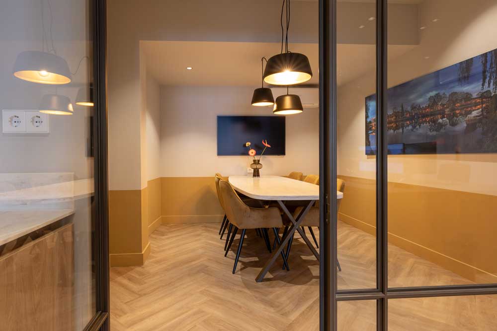 Makelaarskantoor in nieuw jasje