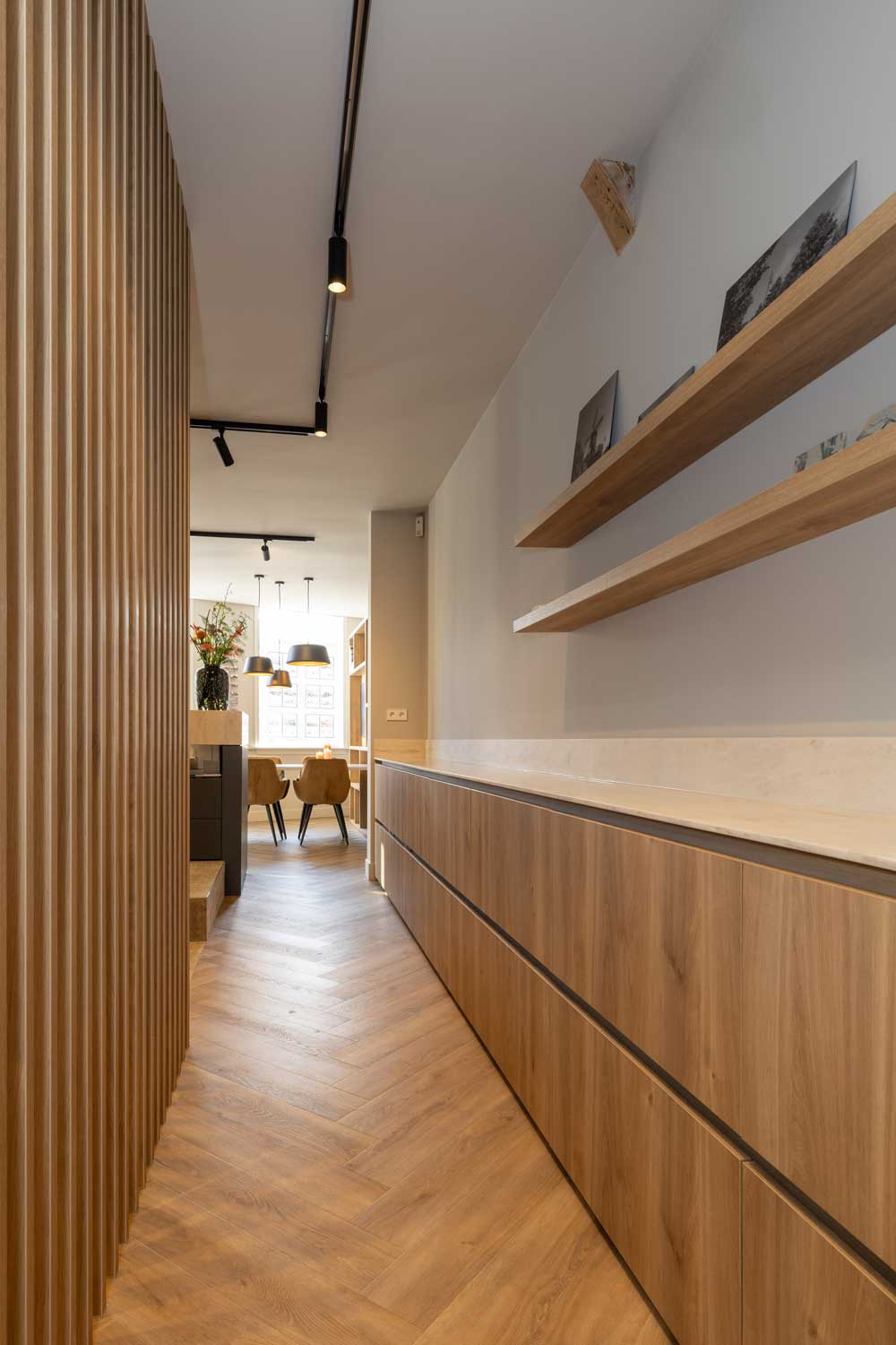 Makelaarskantoor in nieuw jasje