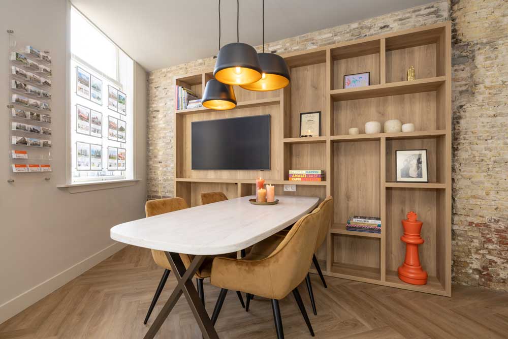 Makelaarskantoor in nieuw jasje