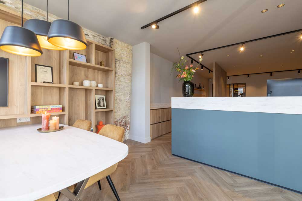 Makelaarskantoor in nieuw jasje