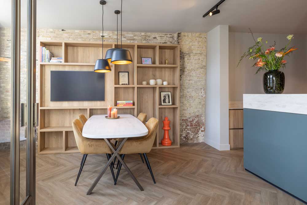 Makelaarskantoor in nieuw jasje