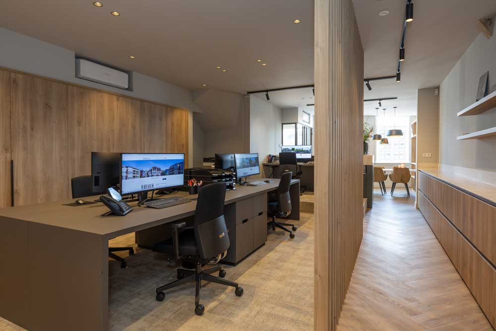 Makelaarskantoor in nieuw jasje