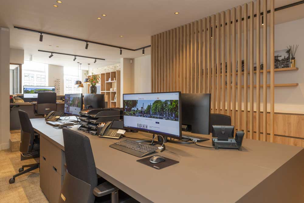 Makelaarskantoor in nieuw jasje